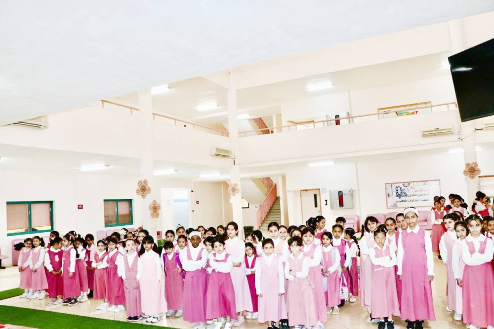 بعد إجازة الـ17 يوماً.. المدارس تستقبل طلابها بالحلوى وتحذرهم من الغياب