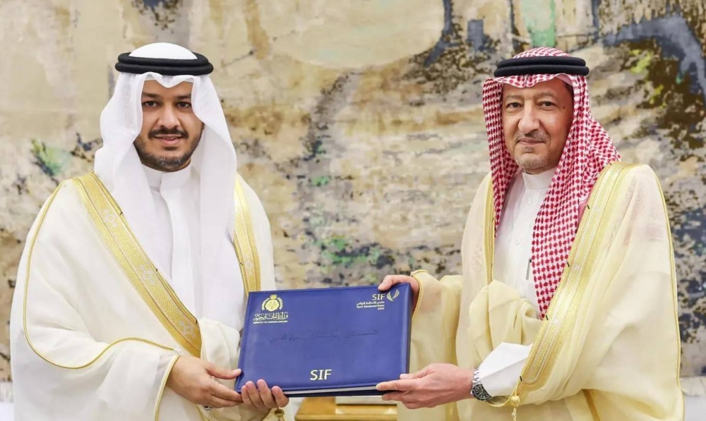 الخريجي يتسلّم شارة «منتدى الاستثمار الرياضي SIF»