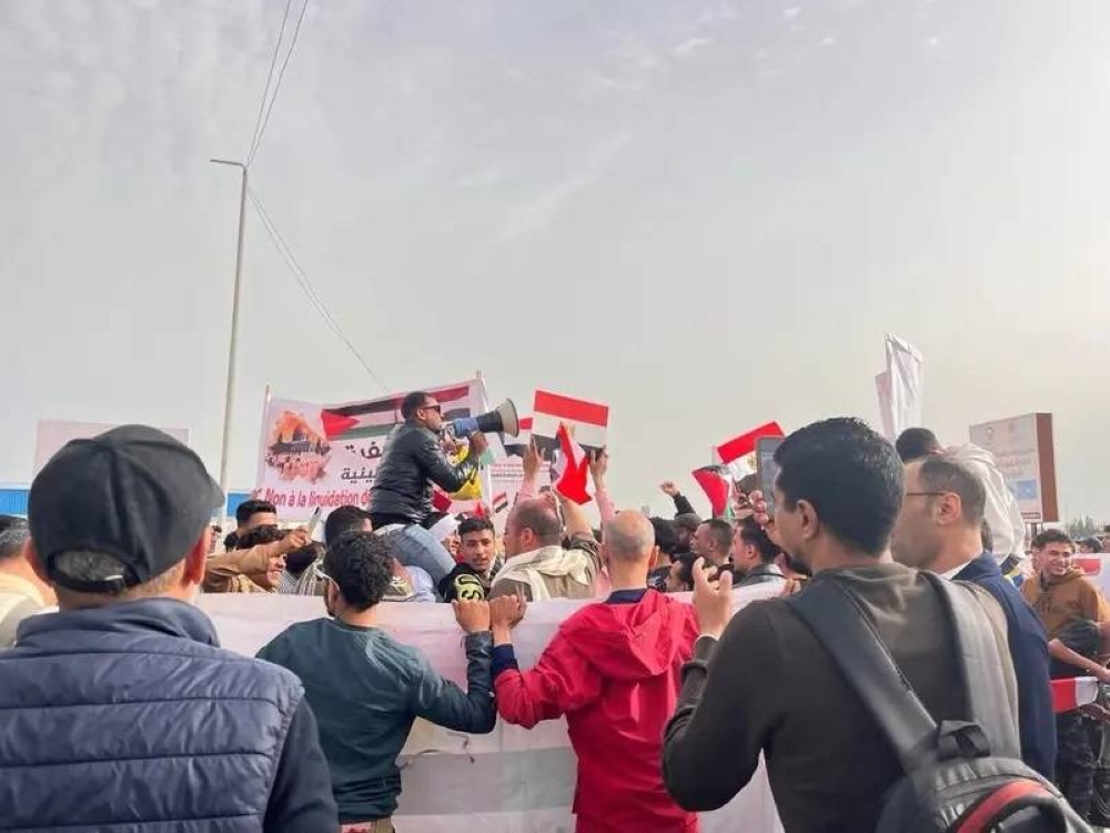 وسط احتفال شعبي.. السيسي وماكرون يصلان العريش