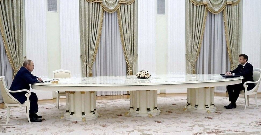 استدعاء السفير الفرنسي.. روسيا تحتج على احتجاز دبلوماسية بمطار شارل ديغول