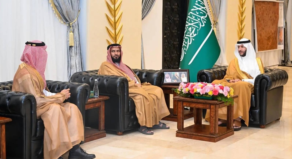 محافظ الطائف يستقبل أعضاء جمعية سفراء الإعلام