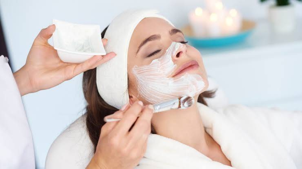 صدمة في عالم التجميل.. سحب «كريمات تجميل» تحتوي على مواد مسرطنة