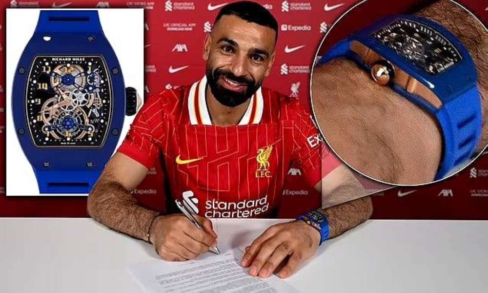 «ساعة محمد صلاح» تسرق الأضواء.. تفاصيل مذهلة وقيمة خيالية