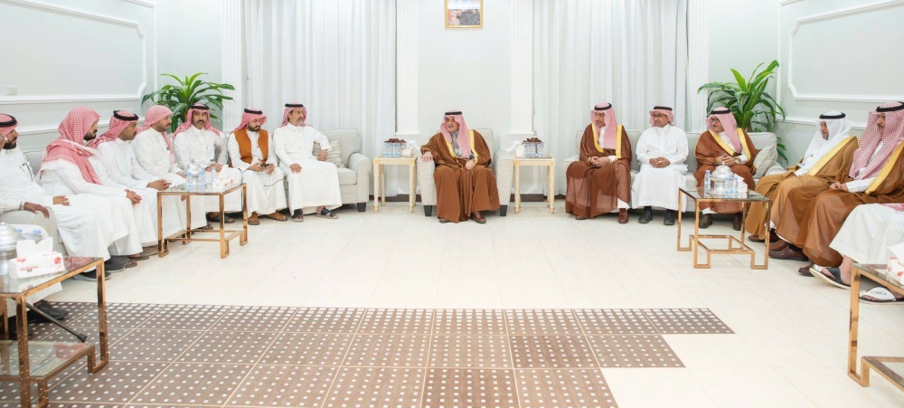 أمير تبوك يعزي أبناء جارالله القحطاني في وفاة والدهم