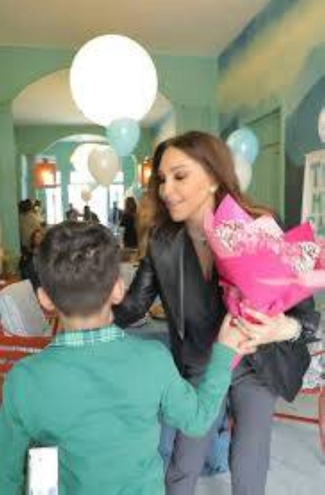 «براين عم يحارب».. إليسا تحقق أمنية طفل مصاب بالسرطان