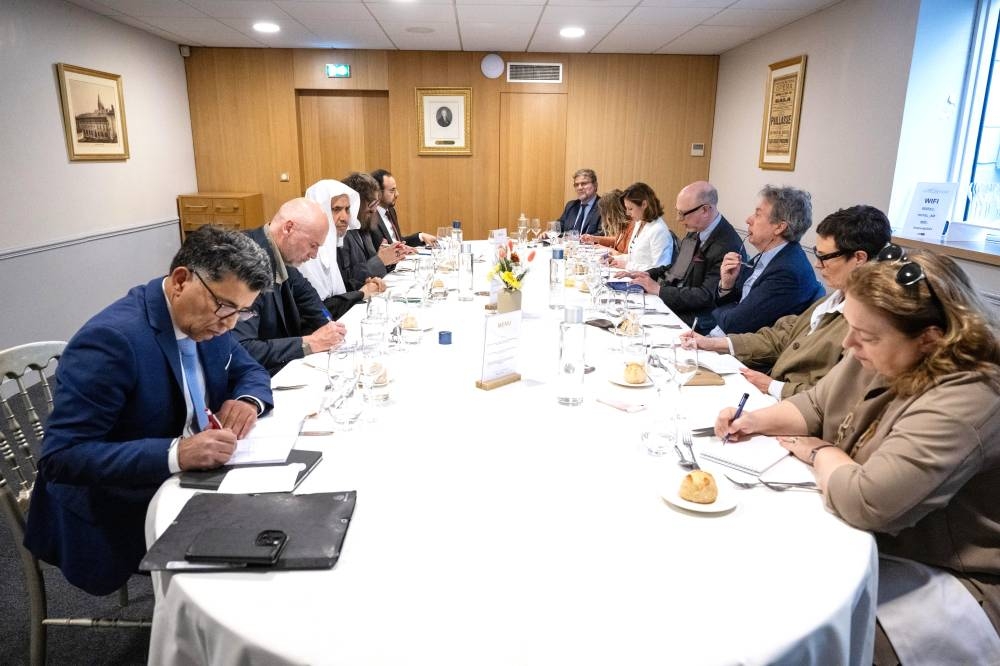 العيسى يتجول في متحف «غزة المنكوبة»