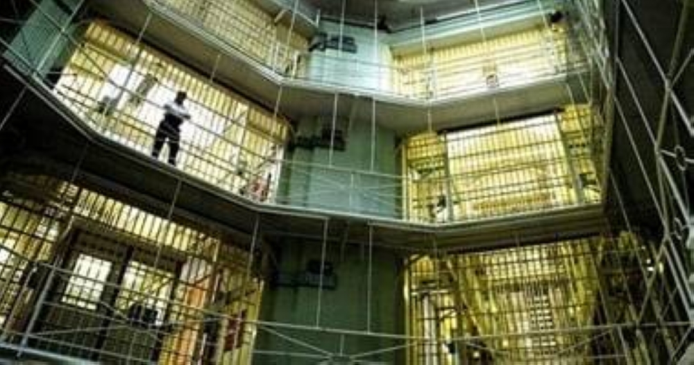 بسبب «زيت ساخن».. بريطانيا تعلق استخدام المطابخ لـ«أخطر السجناء»