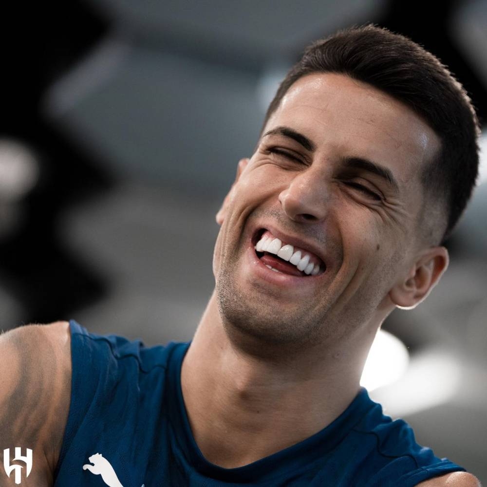 جيسوس يطالب لاعبيه باحترام الخليج