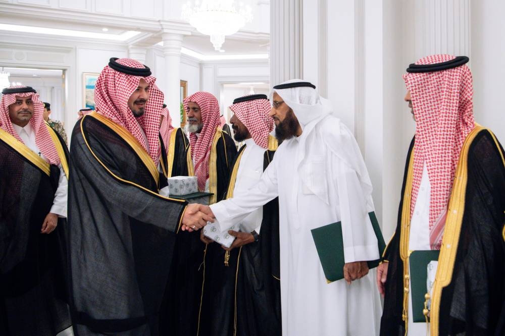 سلمان بن سلطان يكرم المتقاعدين من منسوبي الإمارة