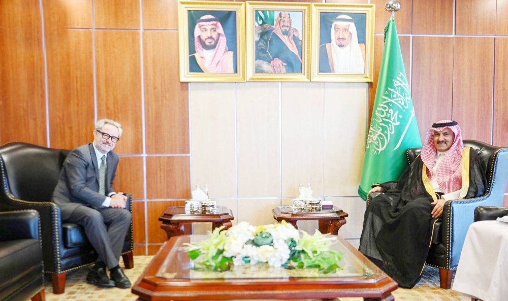 آل جابر يبحث مع بعثة الاتحاد الأوروبي الأزمة اليمنية