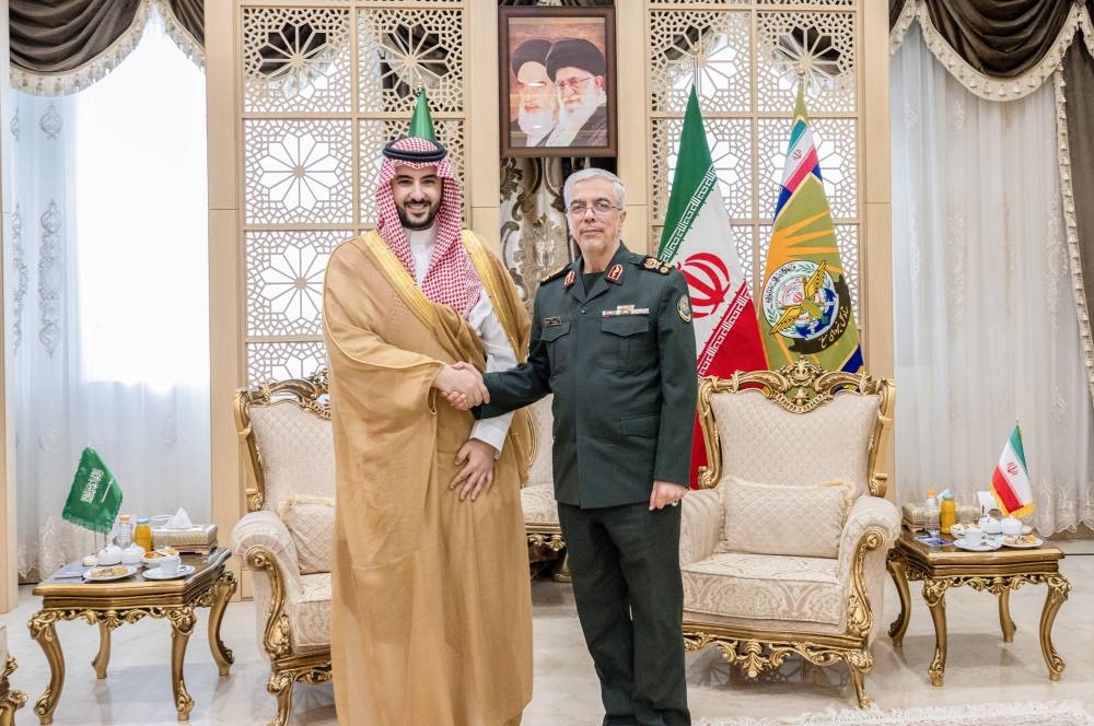 خالد بن سلمان يبحث فرص التعاون العسكرية والدفاعية مع رئيس الأركان الإيراني