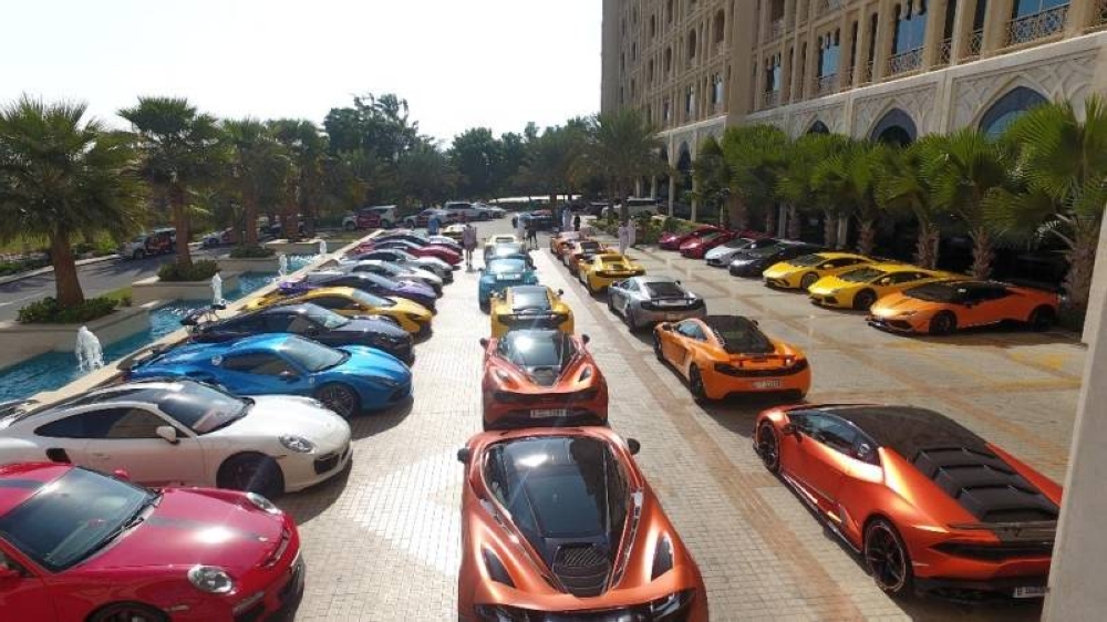 «امرأة مجهولة» تقود محتالين للاستيلاء على «سيارات فارهة» !