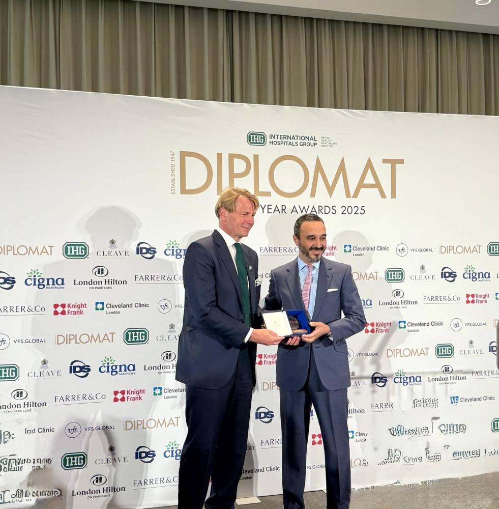 سفير خادم الحرمين لدى المملكة المتحدة يتسلّم جائزة «دبلوماسي العام 2025»