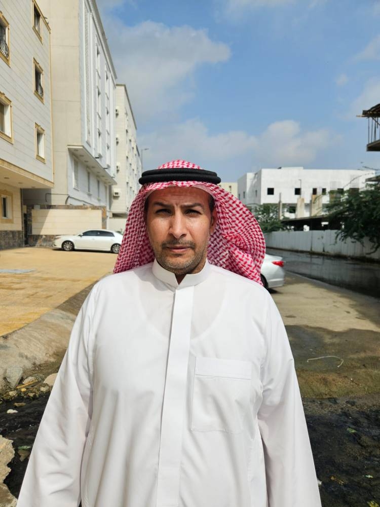 بعد أن حاصرت «مياه الصرف» بيته.. «القرشي» يستنجد عبر «عكاظ» بأمانة العاصمة المقدسة