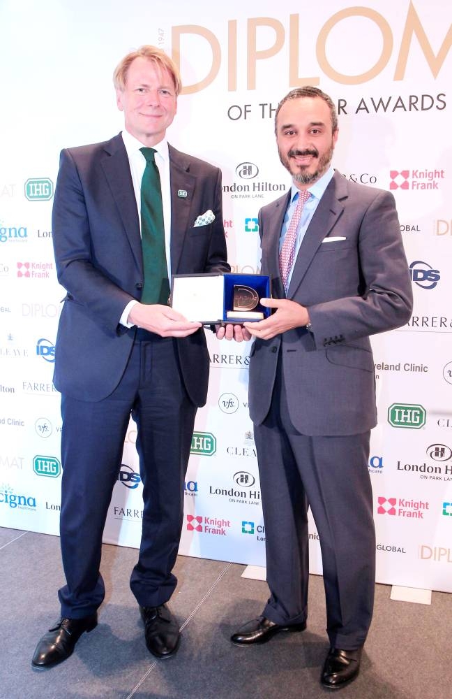 سفير خادم الحرمين لدى بريطانيا يتسلّم جائزة «دبلوماسي العام 2025»