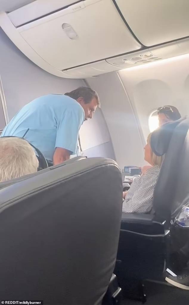 مضيفة ترفض مساعدة مسافرة من ذوي الاحتياجات