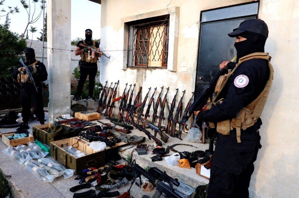 سورية: ضبط شحنة أسلحة في ريف حمص قادمة من لبنان.. واعتقال المتورطين
