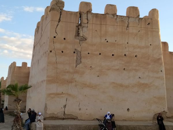 شقوق ضخمة تركها الزلزال في سور تارودانت تهدد الساكنة والزوار (صور)
