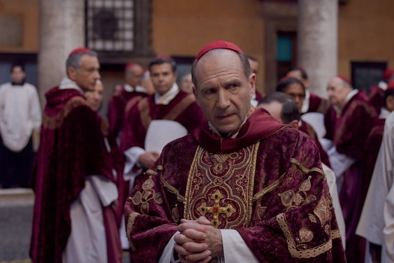 “كونكليف” .. تحفة سينمائية تلامس تعقيدات السلطة والإيمان والأخلاق