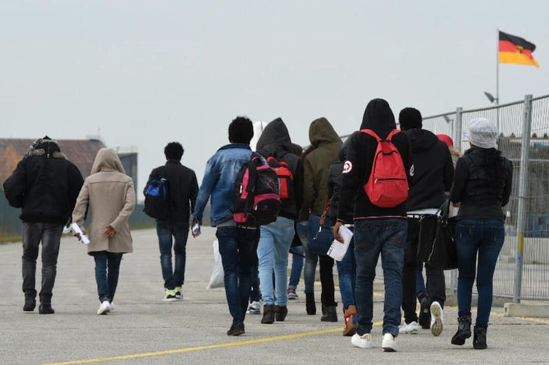 الهجرة الجديدة من “بلاد كانط”.. خوف من المستقبل أم يأس من التغيير؟