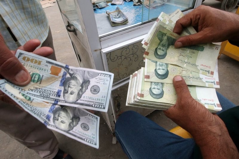 قيمة الريال الإيراني تنهار أمام الدولار