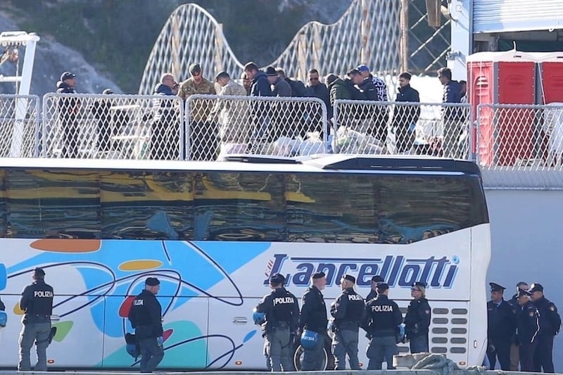 إيطاليا تقرر إبعاد مغاربة إلى ألبانيا