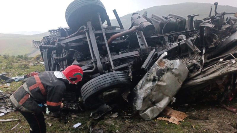 مقتل سائق بعد سقوط شاحنته من أعلى قنطرة بالطريق السيار قرب الميناء المتوسطي