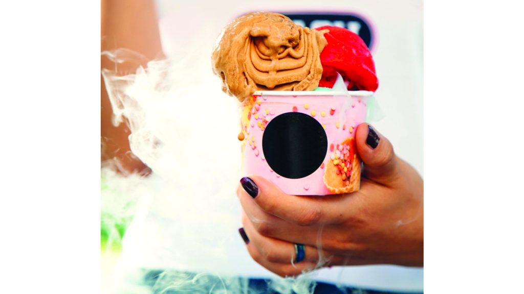 «آيس كريم النيتروجين».. مؤثرات بصرية جذابة وتحذير من الاستخدام السيئ