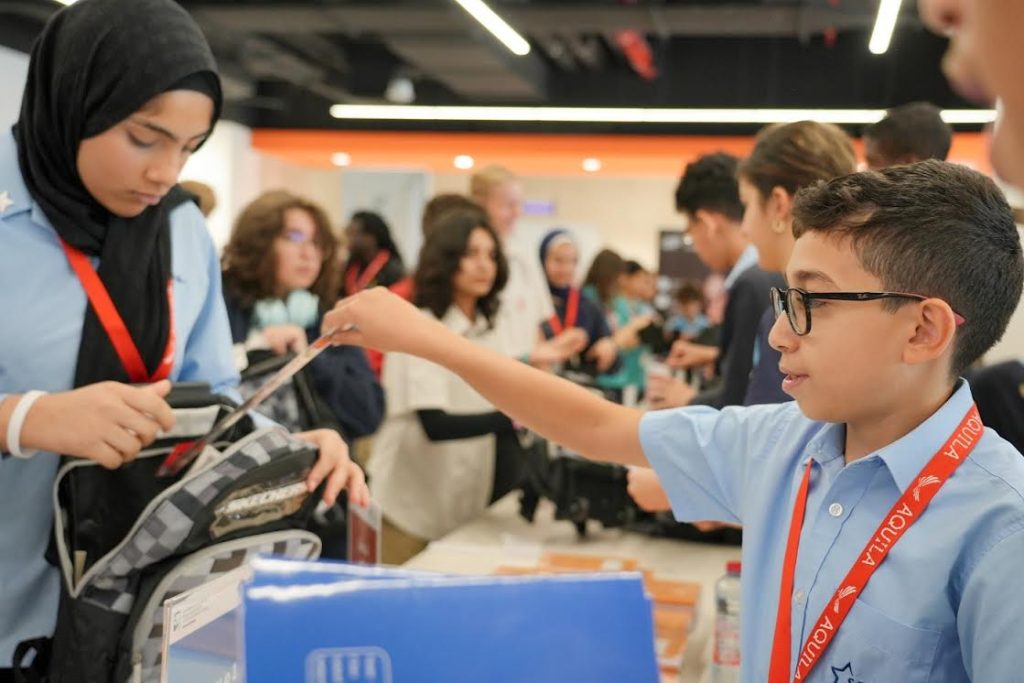 جيل العطاء.. طلاب يزرعون الأمل في حقائب مدرسية