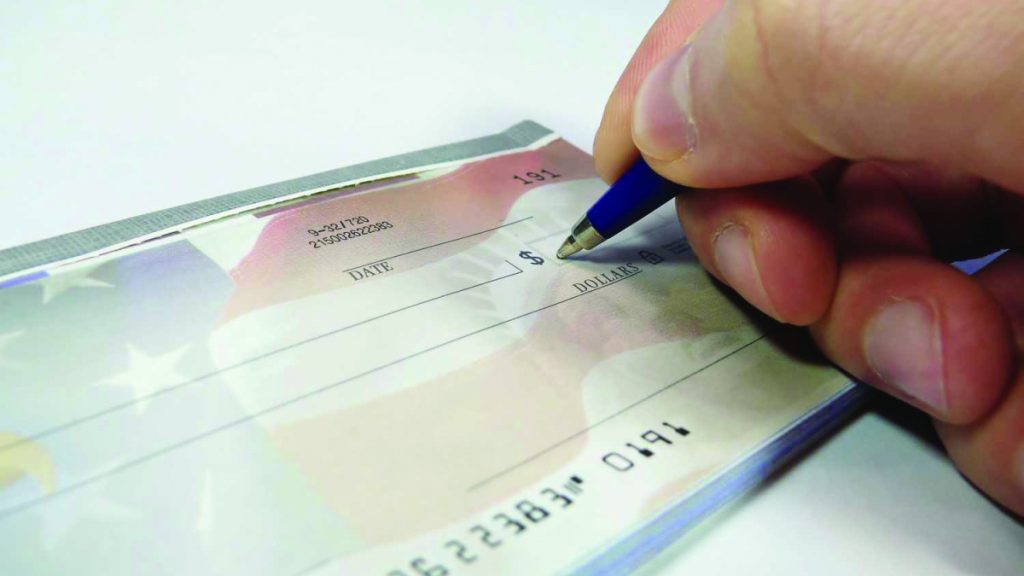 محتالون يستدرجون بائعي سيارات فارهة بأسعار مغرية وشيكات «مضروبة»