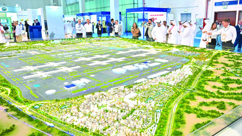 منح عقود بناء «المدرج الثاني» لمطار آل مكتوم الدولي