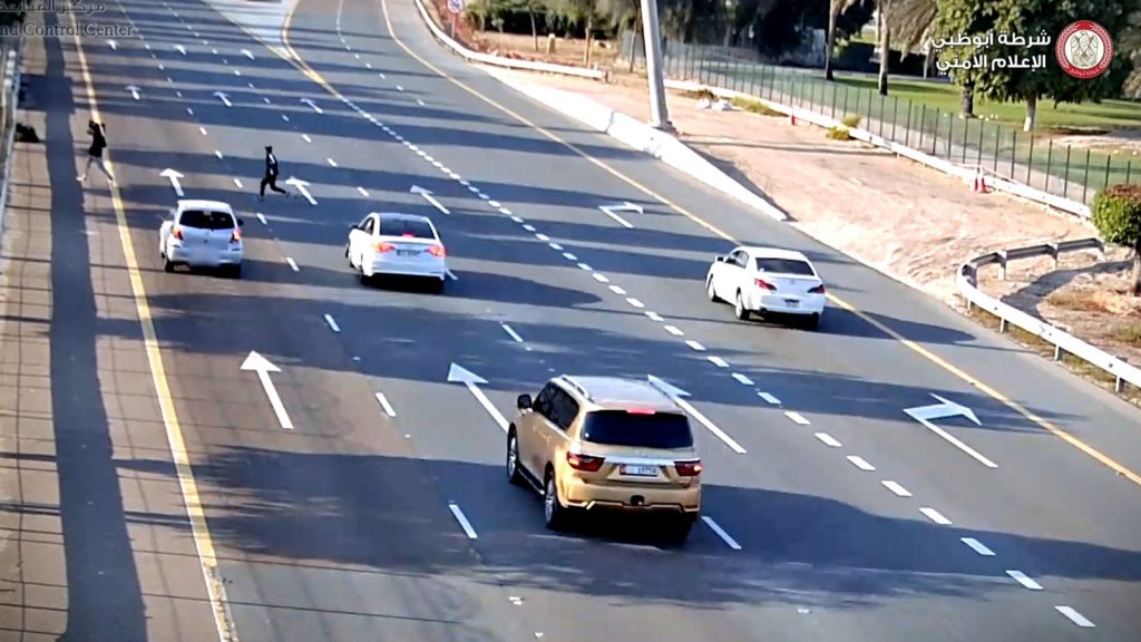 شرطة أبوظبي تدعو السائقين والمشاة للالتزام بالعبور الآمن