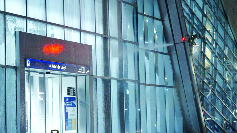 «درونز» لتنظيف واجهات محطات المترو والترام في دبي