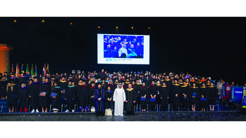 منصور بن محمد يشهد تخريج الدفعة 28 من الجامعة الأميركية في دبي