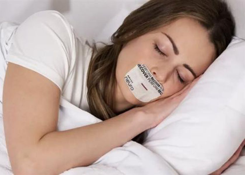 هل لصق الفم أثناء النوم يعالج «الشخير»؟.. دراسة توضح