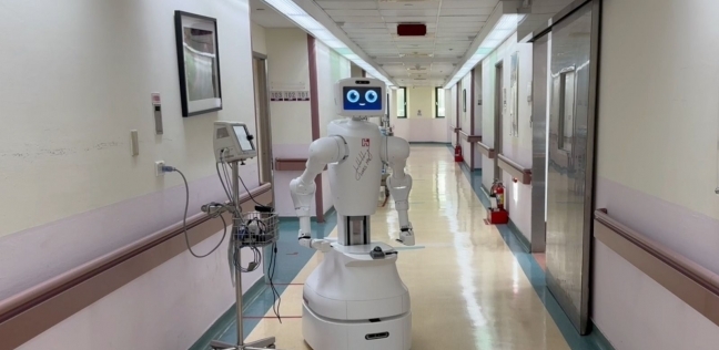 أول روبوت ممرض.. يقدم الأدوية ويعطي الحقن ويرعى المرضى
