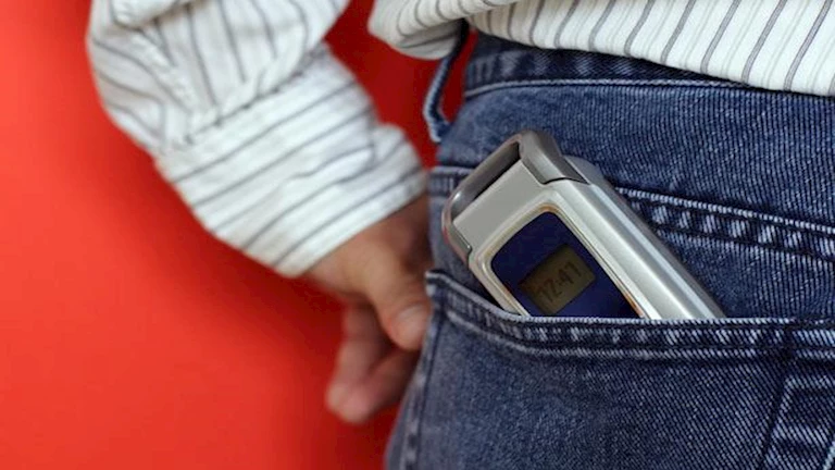 هذا ما يحدث لصحة الرجال عند وضع الهاتف في “الجيب”