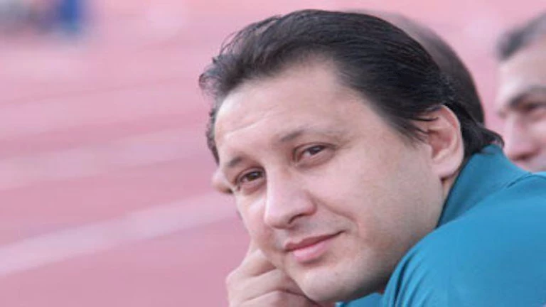 هادي خشبة لمصراوي: “الأمور ازدادت صعوبة ونتواصل مع السفارة في ليبيا”