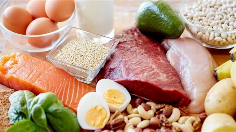 الكمية اليومية المناسبة من البروتين للصغار والكبار.. طبيب يوضح