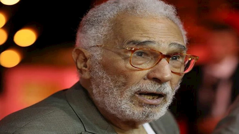 نجل عبدالرحمن أبو زهرة يكشف حقيقة تعرض والده لأزمة صحية وإصابته بـ “ال