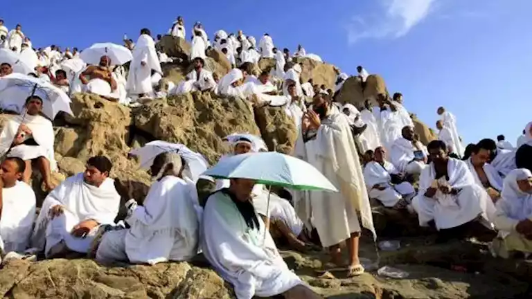 هل يجبُ عليَّ الحجُّ بمجرد استطاعتي، أم يجوزُ لي تأجيلُه؟.. الأزهر للفتوى يوضح