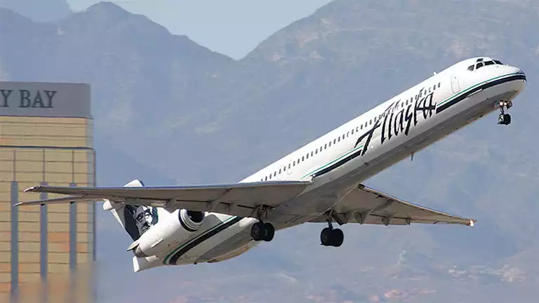 ما السر وراء وجود ثقب في نافذة الطائرة؟