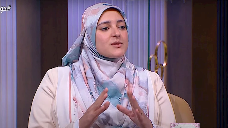 هل يجوز المسح على الحجاب أثناء الوضوء؟.. أمينة الفتوى توضح