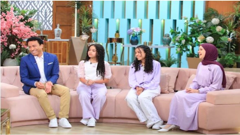 الجمعة.. منى الشاذلي تستضيف سامح حسين وأسرته في برنامج “معكم”