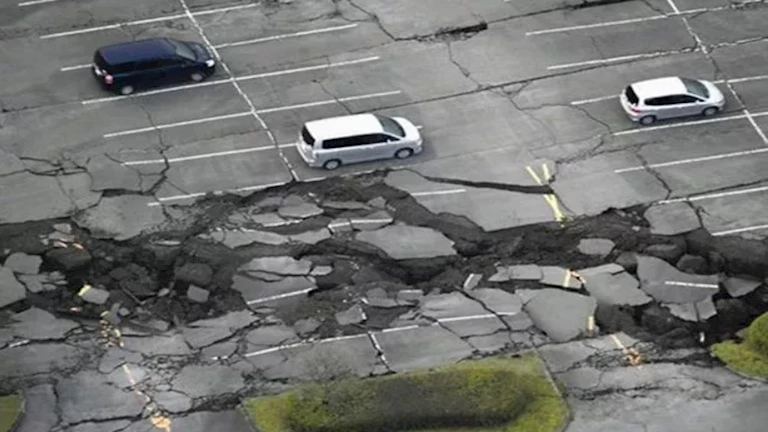 ما التصرف الصحيح عند وقوع زلزال أثناء قيادة السيارة لتفادي الإصابة؟