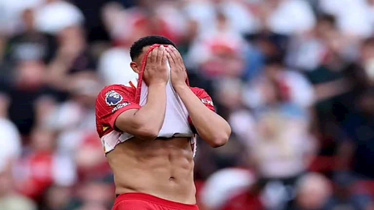 ماذا فعل لاعبو ليفربول مع أرنولد في غرفة الملابس بعد انتقادات الجماهير؟