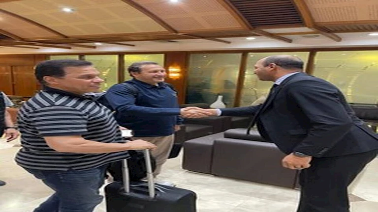 قادمون من ليبيا.. حسام البدرى ورياضيون مصريون يصلو مطار القاهرة (صور)