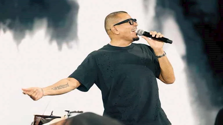 ليلة أسطورية لعمرو دياب في الجامعة الأمريكية .. حشد جماهيري وأغاني لايف لأول مرة (صور)