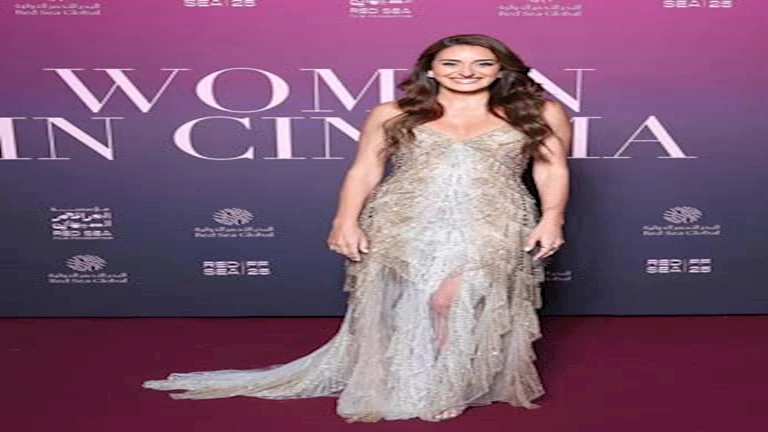 بـ”فستان أنيق”.. أمينة خليل تحضر فعالية لمهرجان البحر الأحمر في “كان” السينمائي