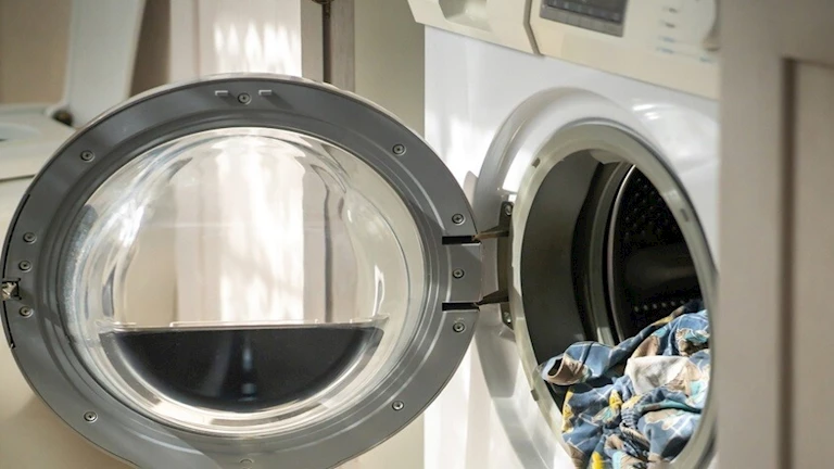 علماء يكشفون مخاطر غسل الزي الطبي في المنازل